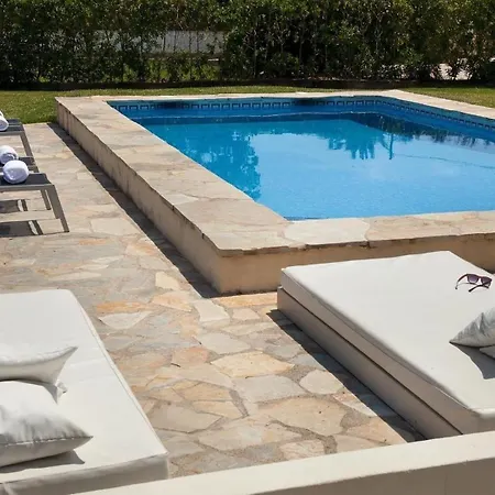 Auf Dem Land Mit Mehreren Pools Auf Weitlaeufigem Grundstueck Mit Herrlicher Aussicht Auf Bergige Landschaft Semesterbostad